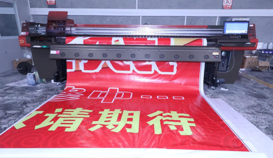 科发广告印务高精度喷绘机工作中真实照片